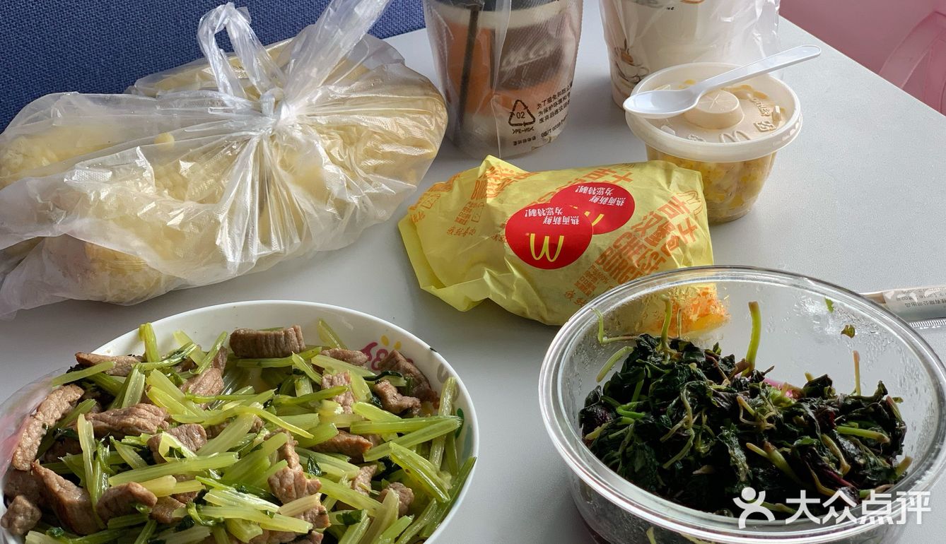 早饭都是六点就吃了。就算吃的撑死