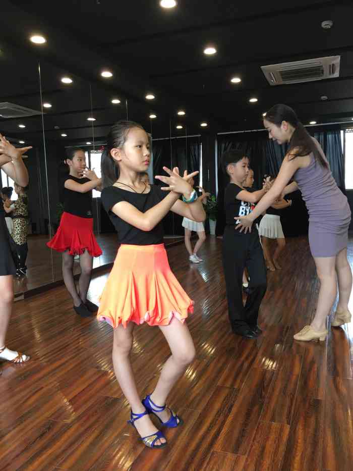 dancebaby国际舞蹈艺术中心(曹杨店)-"老师都是从专业院校毕业出来的