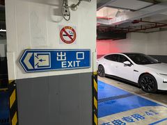 -上海南新雅皇冠假日酒店-停车场