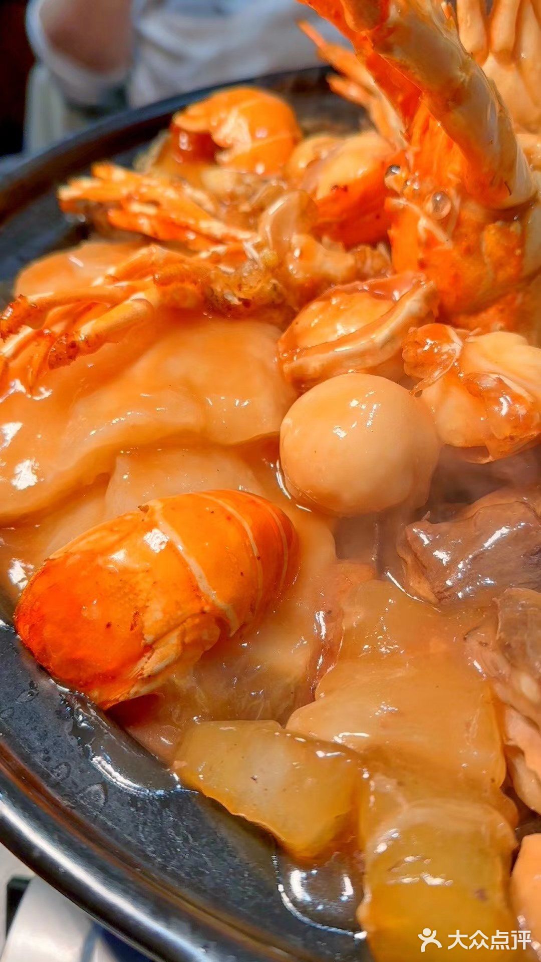 翅叔港式酒家豪华盆菜：丰富食材，美味无穷