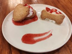 莓心莓肺草莓酥-more than meow吴止猫主题餐厅(承德 中船汇店)