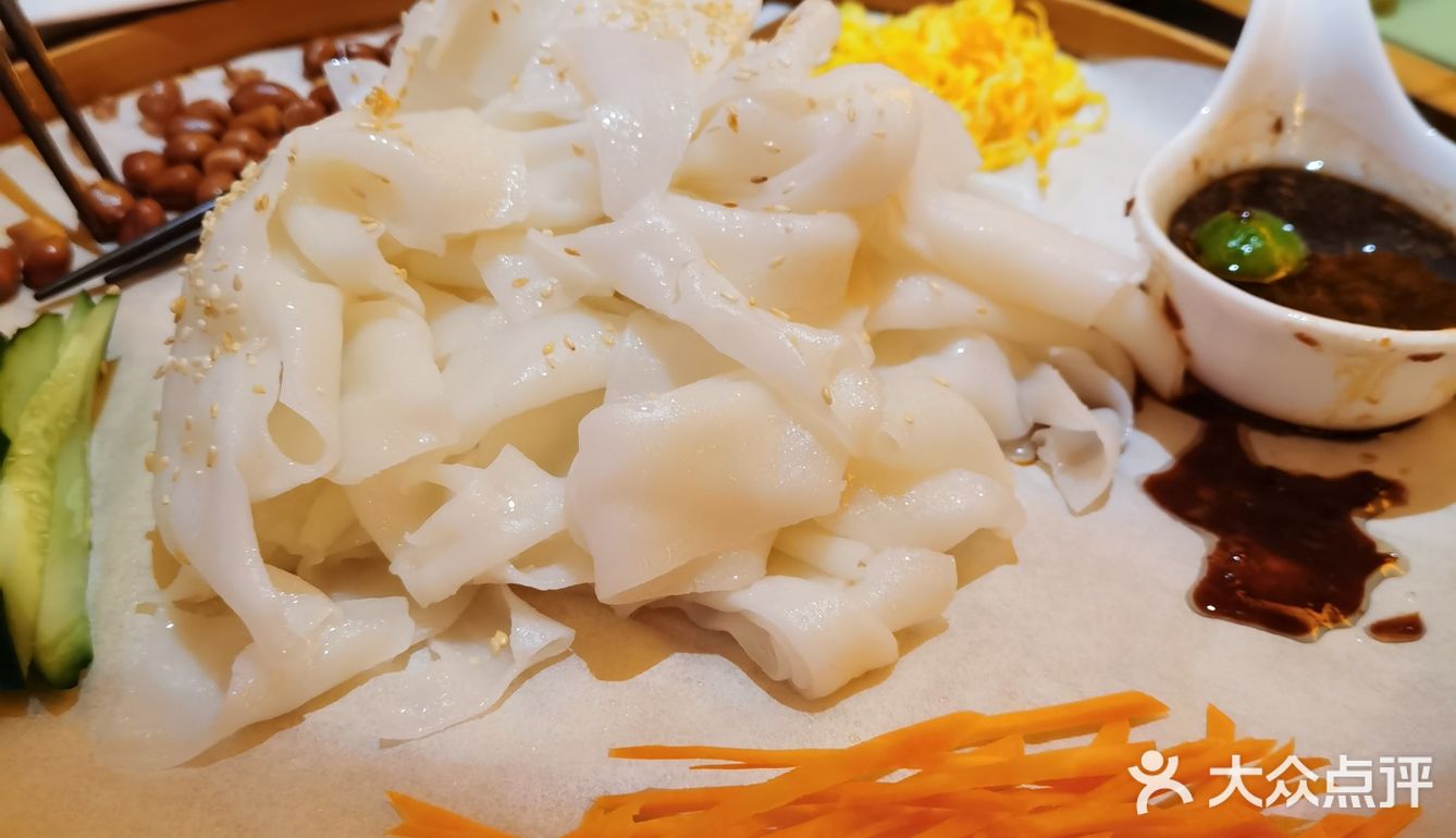 这家店只有辣的炒菜、点心和牛肉火锅