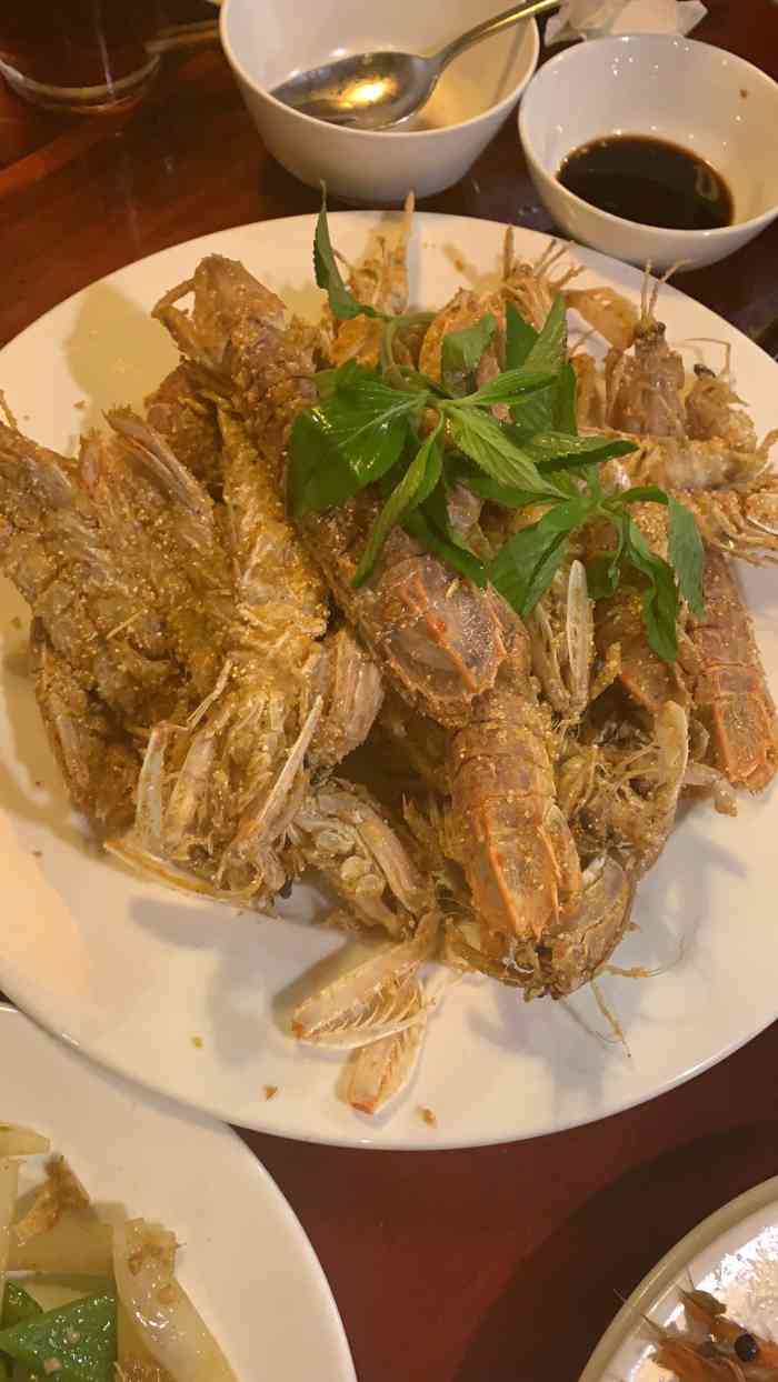 讲的价位跟我们实际支付时差异很大,我们点啦一条活的小青龙是55万的