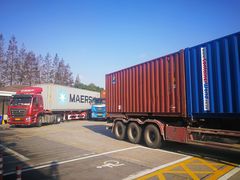 -临港服务区·停车场