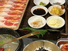 -围炉肉舍•炭烤活鳗•丹东海鲜烤肉(步行街店)