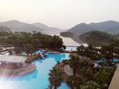 酒店的户外泳池。远处就是九龙湖。-宁波九龙湖开元度假村