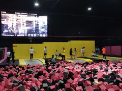 -嘿哟动霸CHUA·新潮玩运动娱乐中心·蹦床滑冰团建乐园