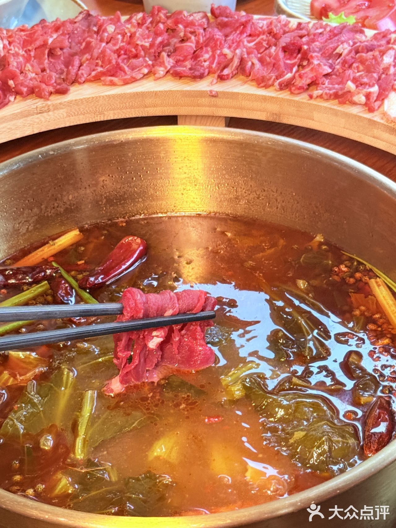 「酸菜牛肉锅,辣中带鲜,像丽江的风一样自由」