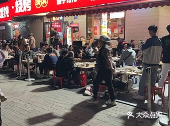 今天带孩子来打卡一个排队的烧烤店……7点到的人很多排