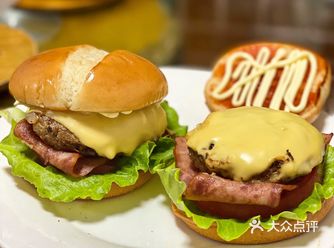 手工自制美式牛肉培根汉堡