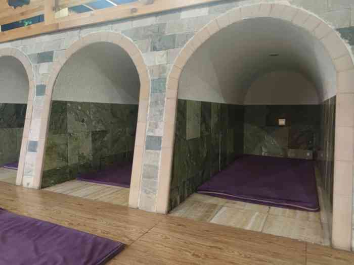 济清泉汗蒸浴馆-"门票五十,能洗澡汗蒸,一楼大厅和男宾区,.