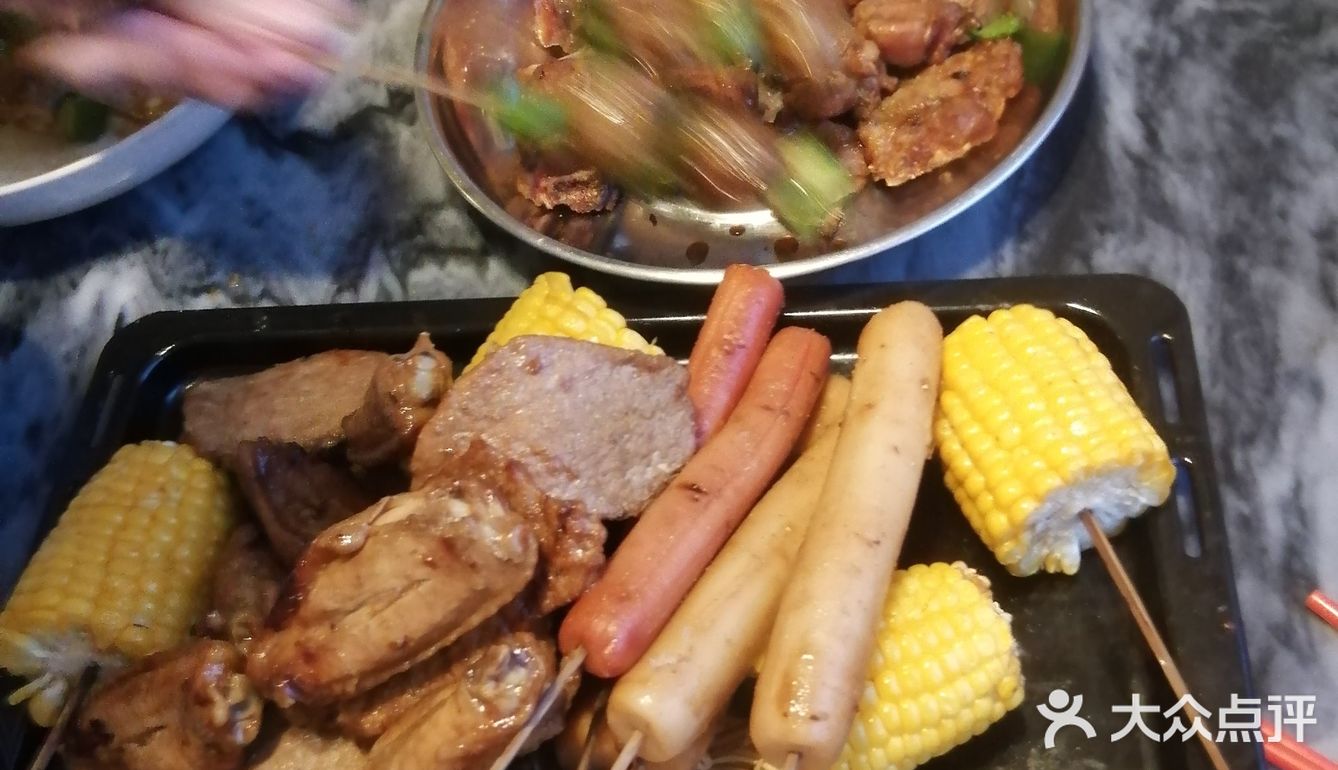 沥干水，上炉烧！准备调料是蜜糖，烧烤汁，孜然粉，油