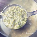 苦瓜炒蛋教程：1.准备苦瓜、鸡蛋、葱