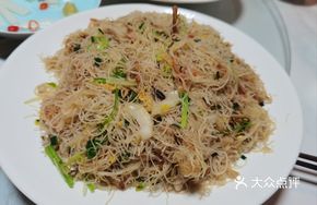 Seafood Dry Stir-Fried Rice Noodles