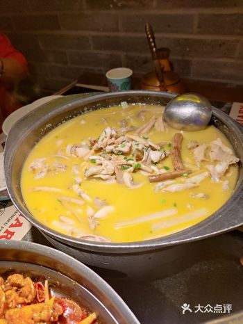 这次我们5个人点了三锅，吃的撑撑的
