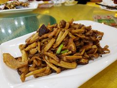烧汁茶树菇炒牛柳-台山美食一绝阿四台山黄鳝饭(阿四创作店)