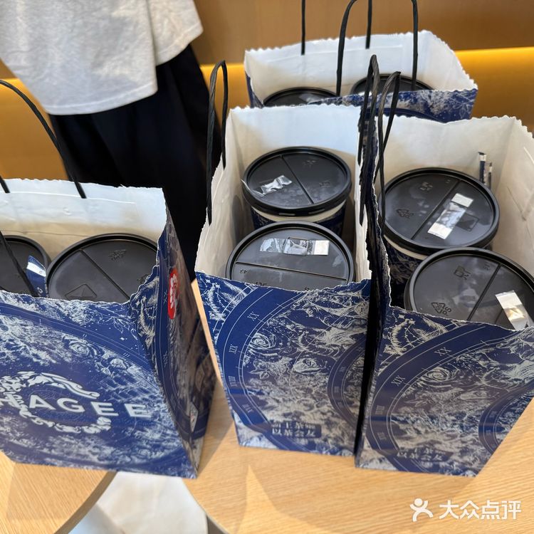 店内环境 延续霸王茶姬一贯的新中式风格