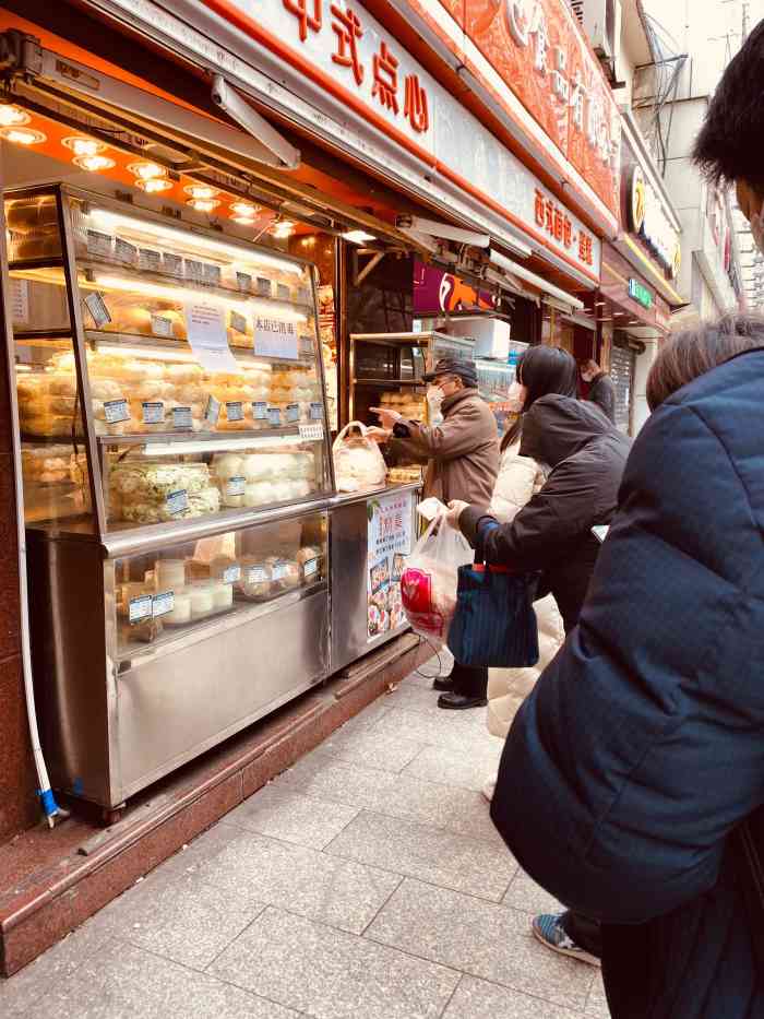 白玉兰面包房-"上次排队买烧卖,看到里面在吃生煎,馋的不.