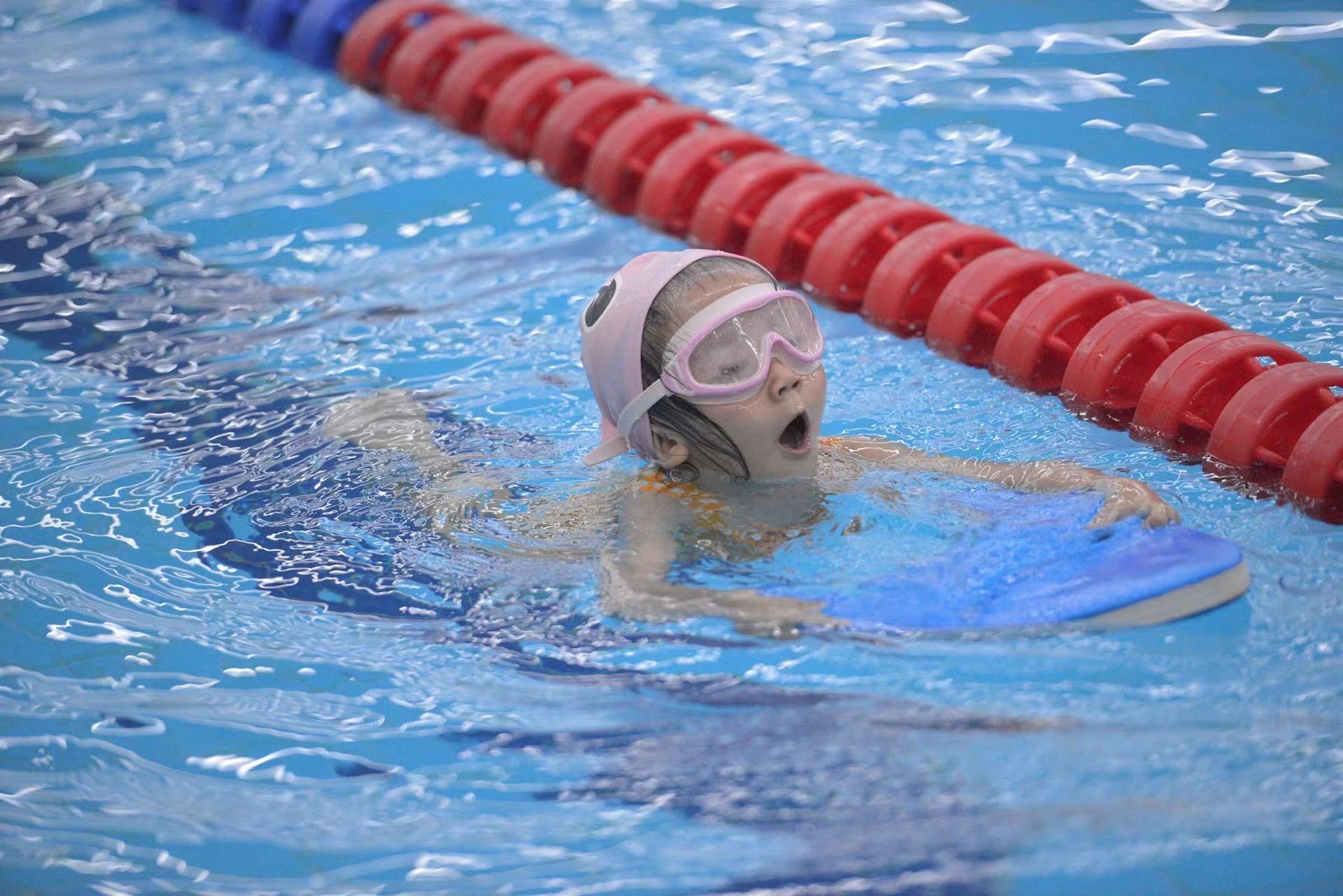 少儿学游泳的好处