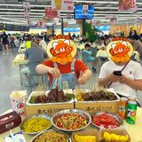 吃个烧烤怎么好多人啊！！(周迅脸)。。。