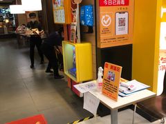 等位区-麦当劳(凯德广场店)