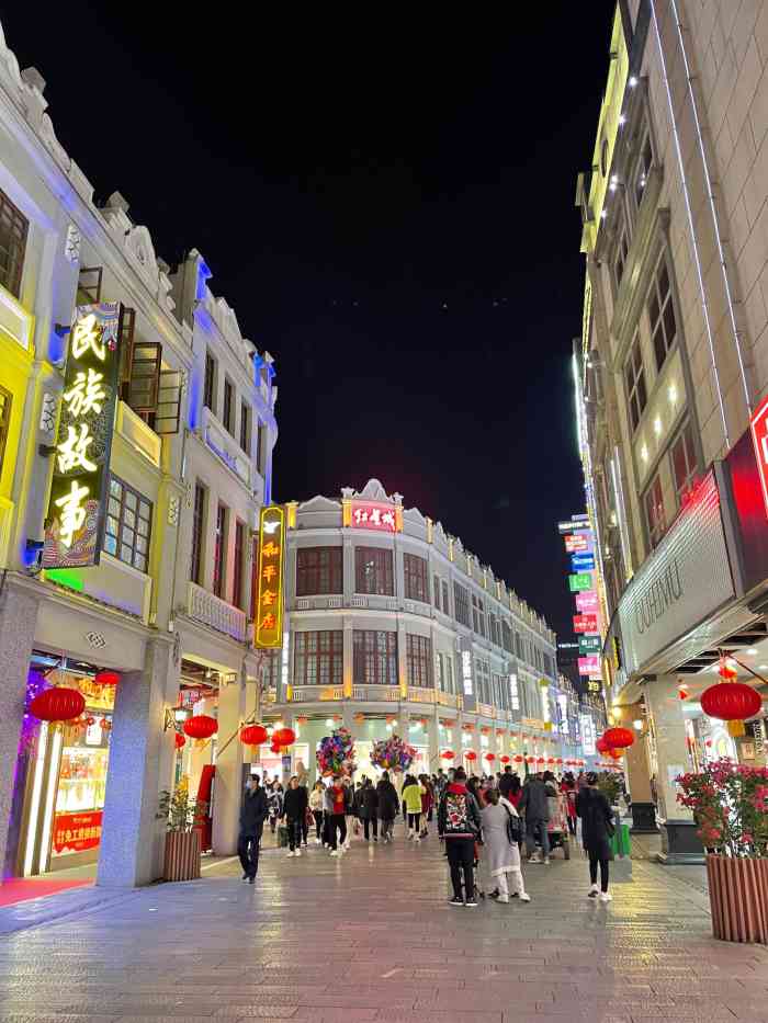 百盛步行街广场(朝阳路店)-"百盛步行街广场在市中心,西南商都旁边,悦