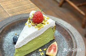 Raspberry Pistachio Cheese Cake
