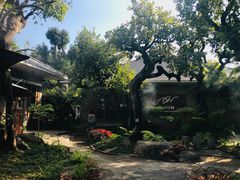 -Chom Cafe and Restaurant