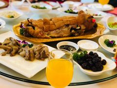 鸿运烤乳猪-中心大酒店钻石厅