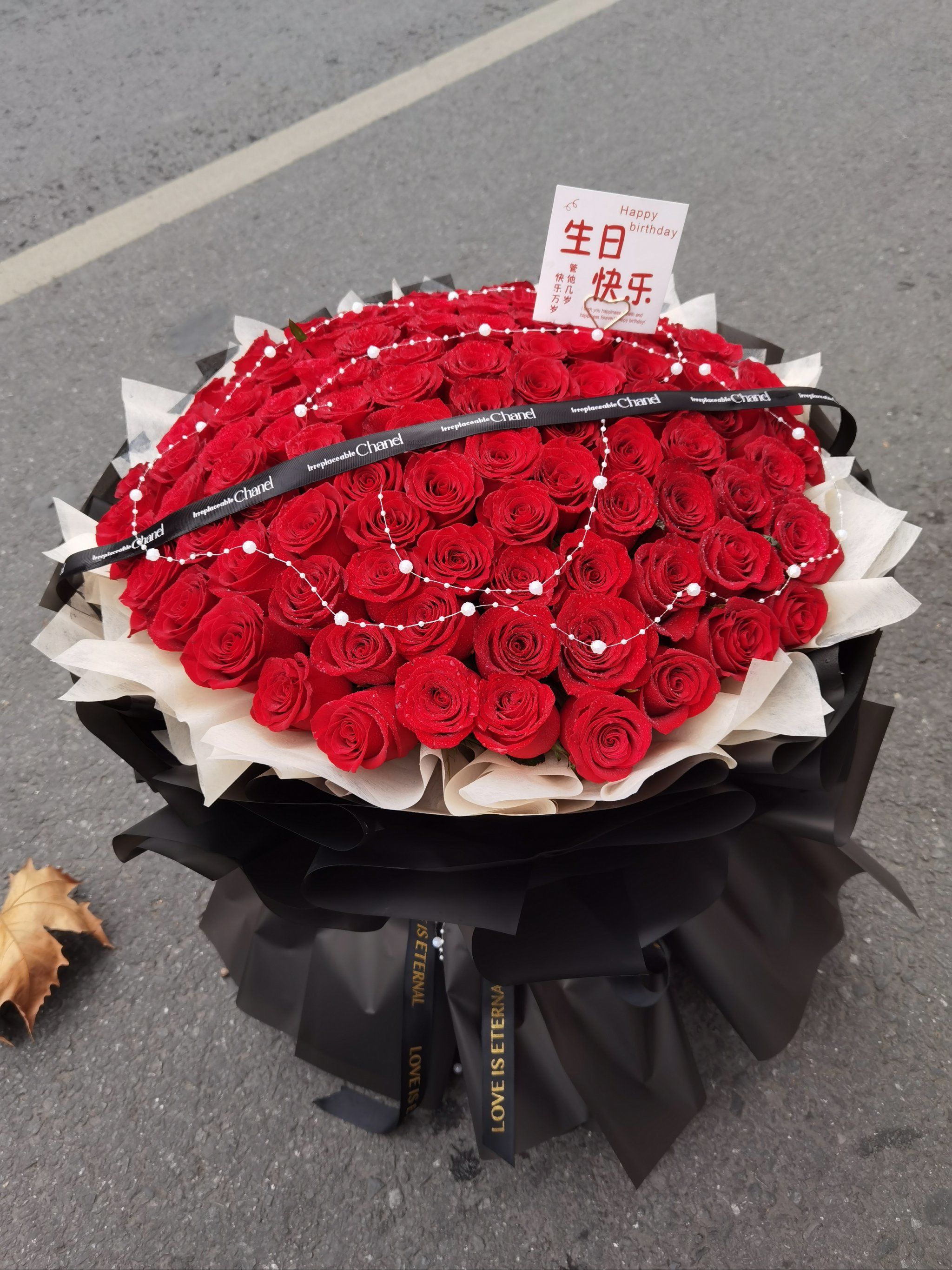 经典99朵红玫瑰花束 不是一见钟情💘是每见必钟情