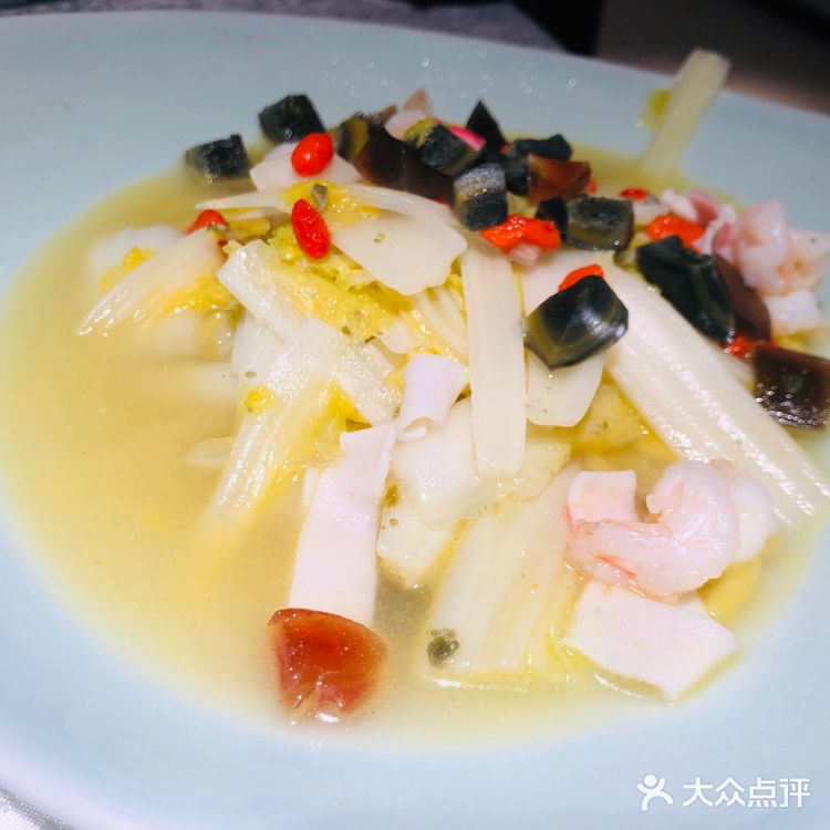 店里的环境还不错，烤鸭和芥末鸭掌都很好吃