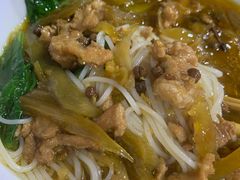 酸菜肉丝米线-越洋肖氏老米线(杨家坪店)