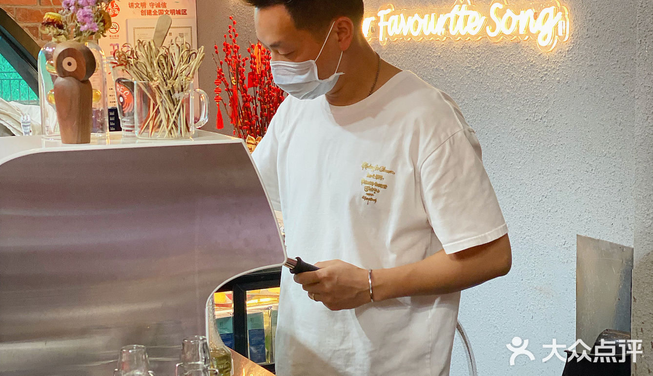 魔都咖啡馆黑橘撞色咖啡店复古金属style