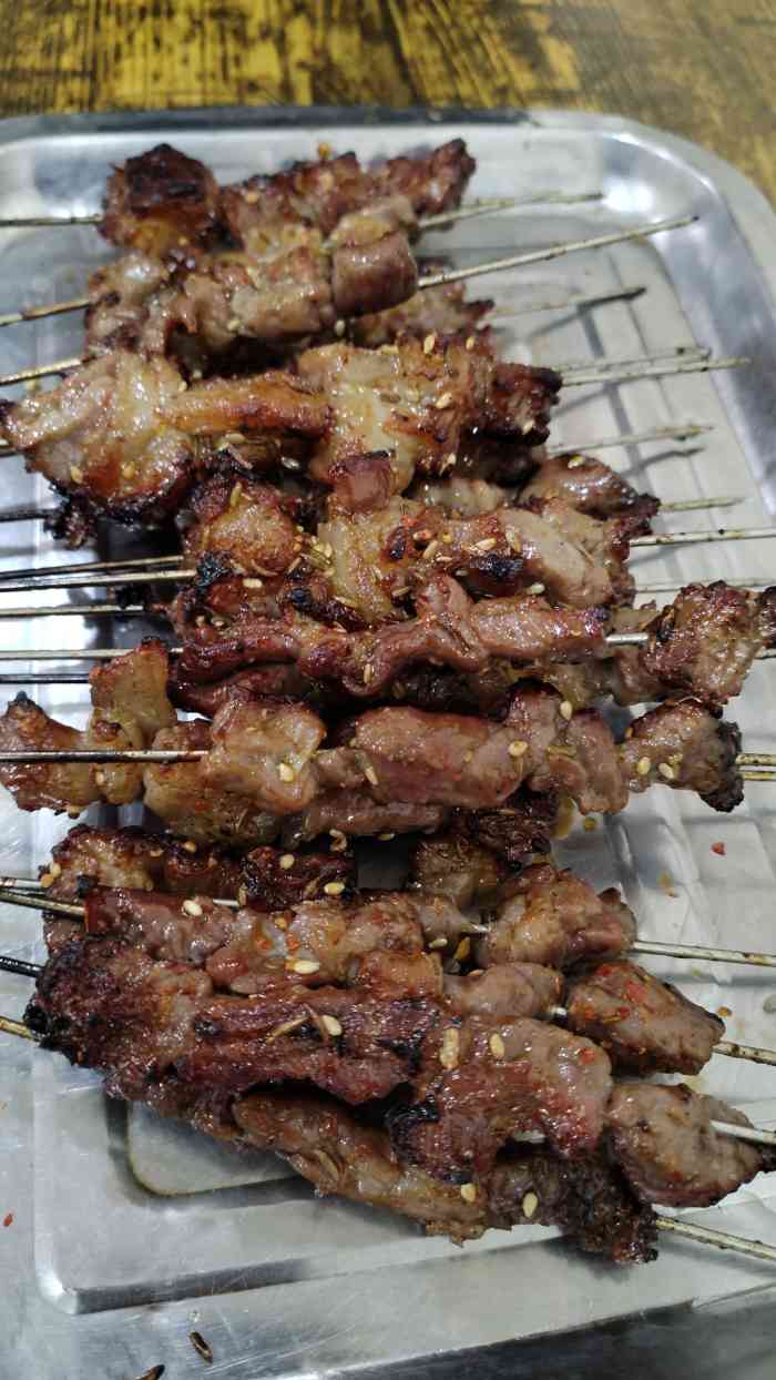 大尾巴羊肉串-"跟bf慕名而去,我们还算幸运,地方一下就.