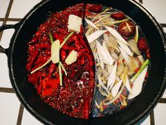 红油菌汤鸳鸯锅-贰回巷火锅馆(钟楼店)