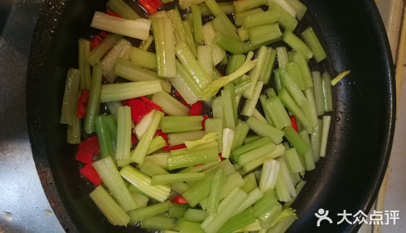 素菜美味营养不打折之蛋白炒芹菜