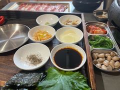 -围炉肉舍•炭烤活鳗•丹东海鲜烤肉(步行街店)