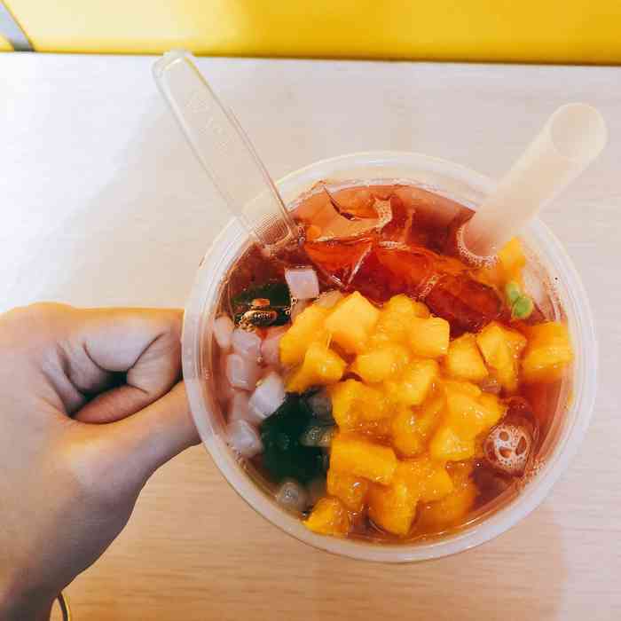 哎嘟鲜茶-"终于有一天在学校里盼来了芋泥系列的奶茶店.