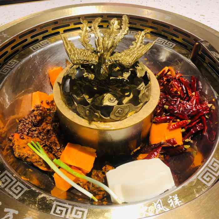 火凤祥鲜货火锅(大悦城店)-"「酸汤鸭鸳鸯锅」这个锅底很洋气 中间是.