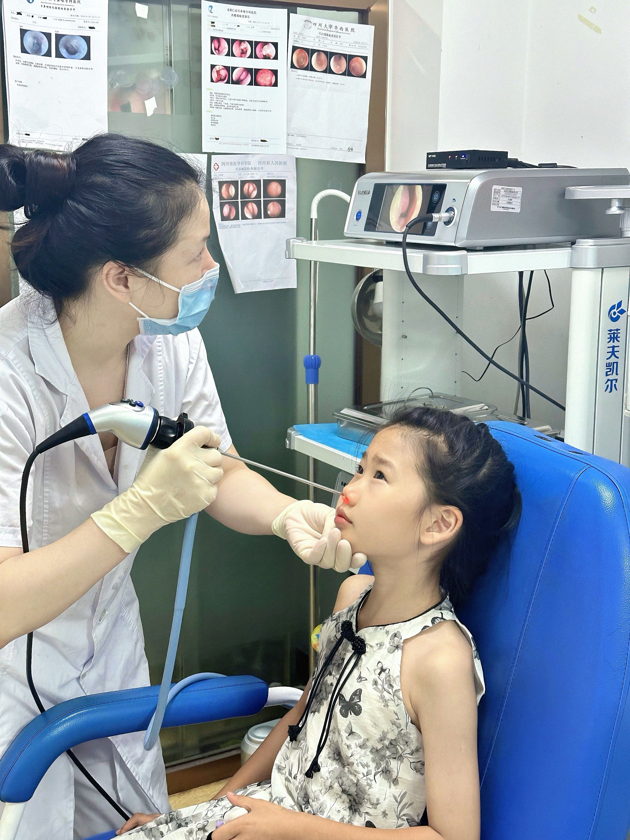 去专门检查鼻炎的医院看看🏥\n趁着这里放暑假\n就带妹妹去朋友介