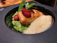 香煎三文鱼配青豆，自制番茄干，-AZUL by FUEL蓝色·法式酒馆(琶醍店)