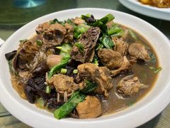 小笨鸡炖蘑菇-黑石礁酒楼·海鲜(黑石礁店)