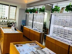 -视野联行眼镜•蔡司•依视路(温江店)