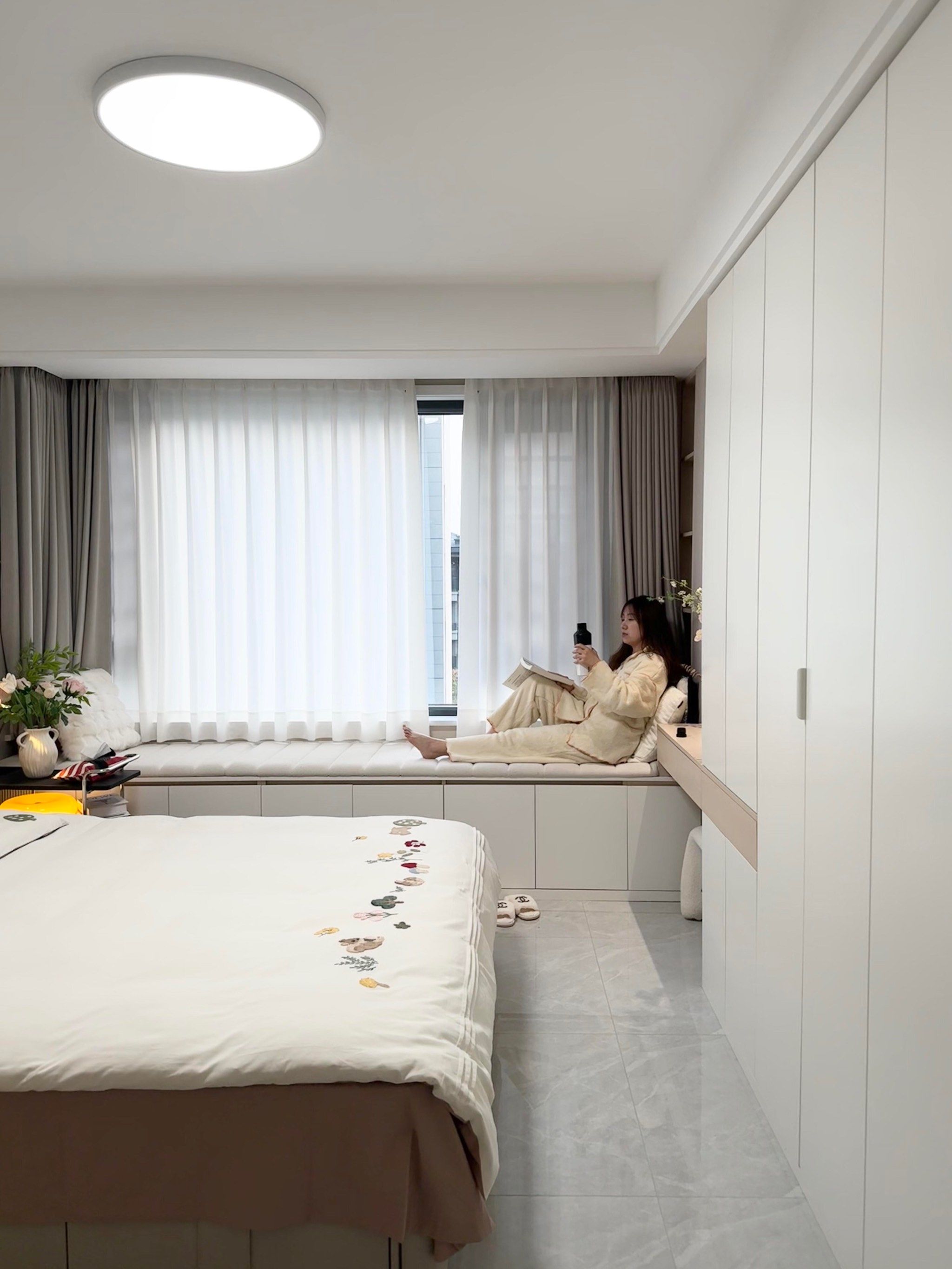 开间3.5m做满墙床尾衣柜真的太舒服啦!