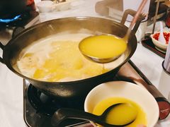 浓厚原只鸡煲花胶汤-鲜入围煮花胶鸡海鲜火锅