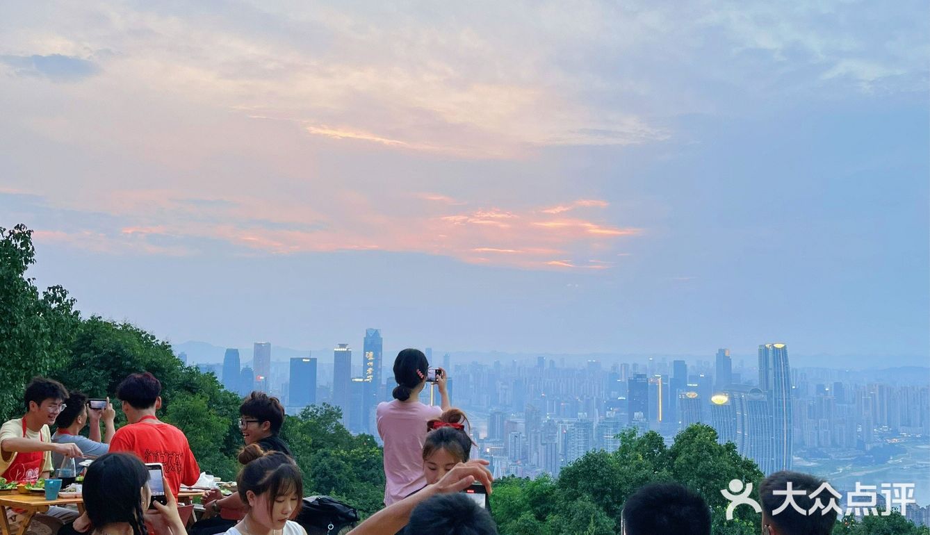 重庆南山上看夕阳烤烧烤真的太美啦