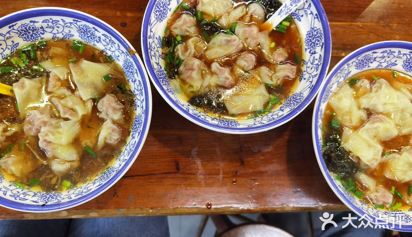 和小姐妹一起点了紫菜的和老担馄饨！但觉得还是紫菜最好吃！