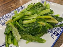 素炒油麦菜-老钟家烤羊排·敦伊阁清真餐厅胡羊焖饼