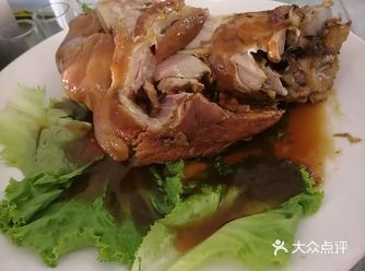 今天中午天气晴朗，不太闷热，有幸参加了一对新人的婚礼