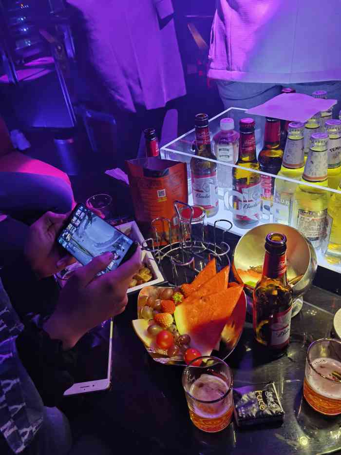 江滩入口处新开的酒吧设计风格比较特别像游艇难怪叫光音号整个装修